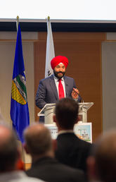 Navdeep Bains, minister of Innovation, Science and Economic Development, announces the funding agreement on the University of Calgary campus Friday. Photos by Riley Brandt, University of Calgary 