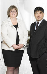 Lead author of the study, Professor Luanne Metz with neuroscientist V. Wee Yong.